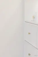 화이트와 골드가 만든 미니멀 뷰티 공간